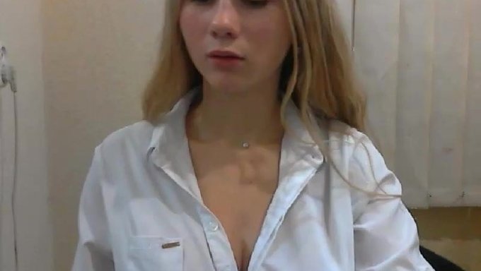 Una Rubia Con Grandes Tetas Naturales En Una Escena Caliente