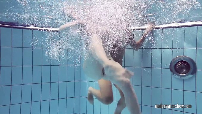 Dos Chicas Jóvenes En El Agua, Una En Bikini Y La Otra Desnuda