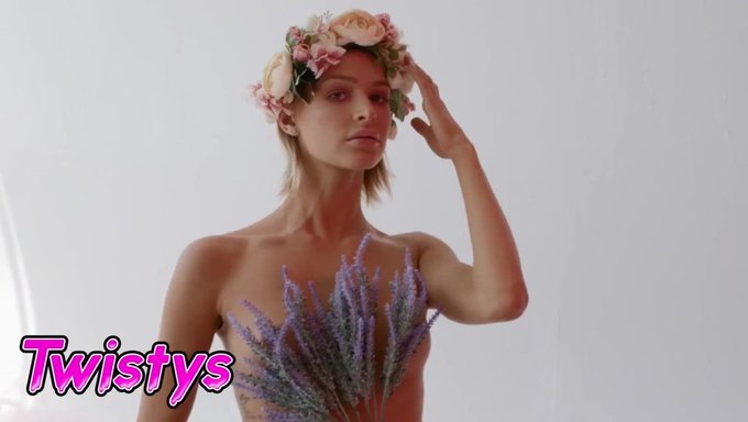La Tentadora Exhibición De Emma Hix En La Serie De Twistys' Temperature Zone: Summer 2019