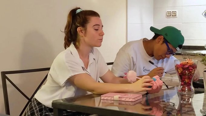 Una Jovencita Le Da Instrucciones A Su Compañero Con Un Conocimiento Íntimo Adquirido De Su Padrastro