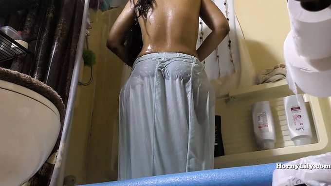 ¡la Sensual Criada India Limpia Y Se Ducha En Un Video Oculto En La Cámara!