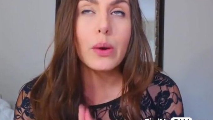 ¡mira A Esta Curvilínea Chica De Webcam Complaciéndose A Sí Misma Hasta Llegar Al Orgasmo!
