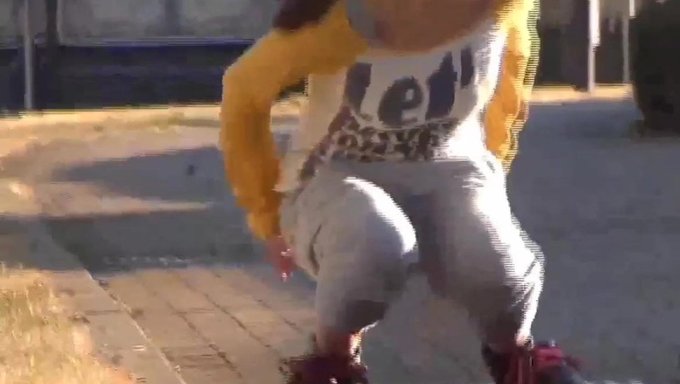 Chicas Japonesas Pilladas Mojándose Por La Calle