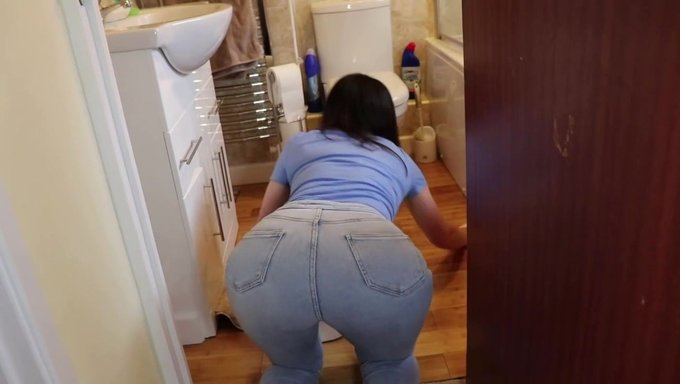 Milf Con Tetas Pequeñas Coquetea Y Baila