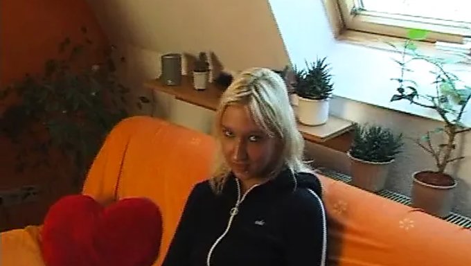 Primera Vez De Una Adolescente Rubia Frente A La Cámara