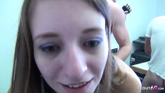 Pareja Amateur Comparte Una Gran Polla En La Oficina