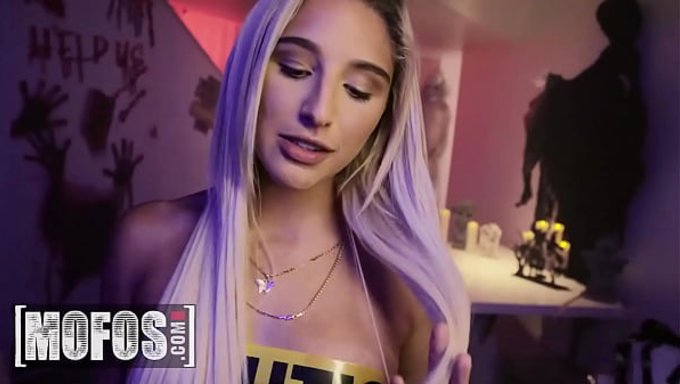 Abella Danger En Una Escena Ardiente De Halloween, Tragándosela Bien Profundo Y Duro.