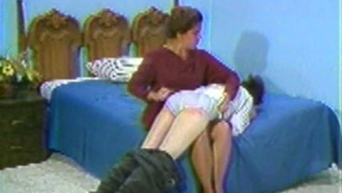 Adolescente (18+) Es Humillada Por Su Profesora Madura