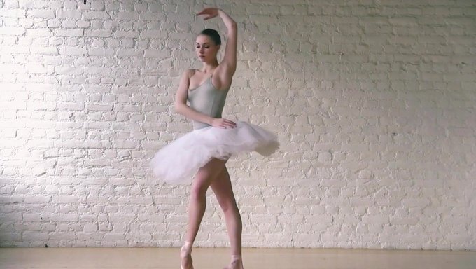 Bailarina De Ballet Europea Seduce En Este Videosporno