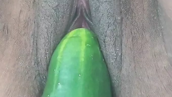 Masturbándome Con Un Consolador Y Un Cigarrillo En Mi Coño Mojado