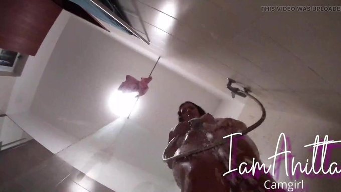 Adolescente Latina Amateur Tiene Su Coño Enjabonado