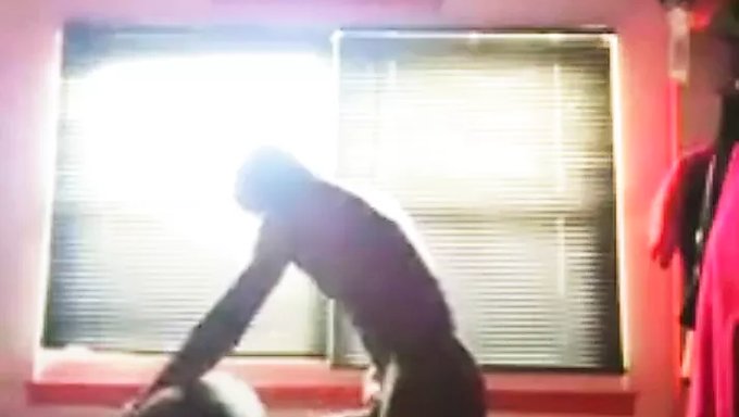 Una Mujer Curvilínea Toma Una Polla Como Una Profesional.