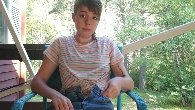 Masturbación Femenina En Solitario En La Cubierta