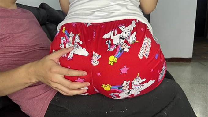 El Padrastro Seduce A Su Hijastra Mientras Le Da Comida Y Disfruta De Sus Nalgas.