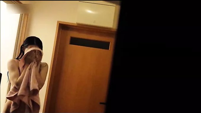 Mira Cómo Mi Vecina Delgada Se Divierte Después De Ducharse