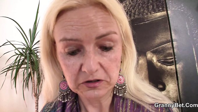 Rubia Madura Cabalga Una Gran Polla En Este Video Petite