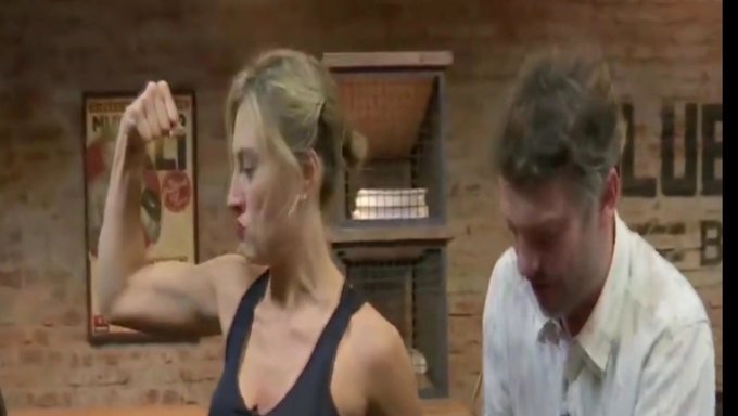 Enorme Chica Latina De Músculos: Humillación Y Juego Muscular