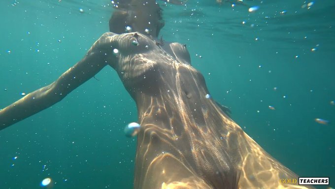Bikini Babe Presume De Sus Curvas En Una Playa Pública