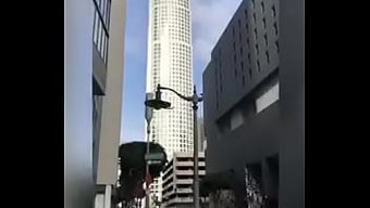 Mira A Una...
