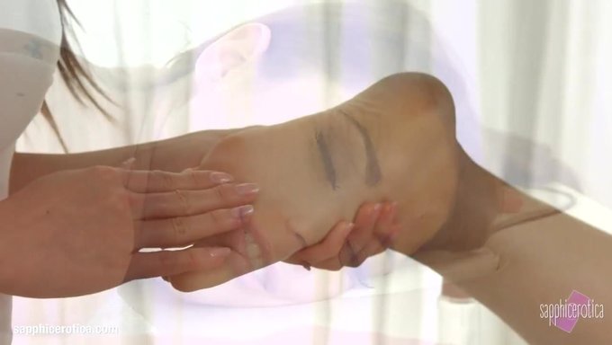 Belleza Asiática Seductora Muestra Su Belleza Y Se Mueve En Sus Coños Lesbianas