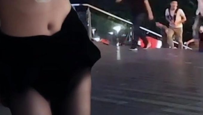Una Chica Atrapada En Público Se Expone A Sí Misma