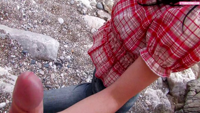 Adolescente Con Grandes Tetas Naturales Recibe Una Mamada Y Garganta Profunda Porno