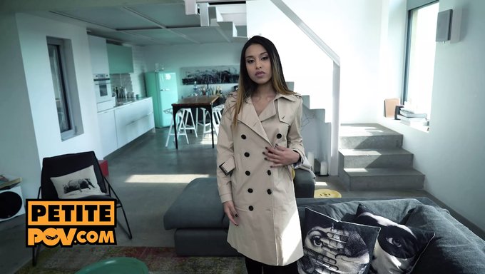 La Adolescente De 18+, Roxy Lips, Recibe Su Carga De Polla En Este Video Pov Hardcore