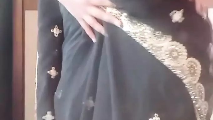 Squirt Descontrolado: Explosión De Corrida De Chica India