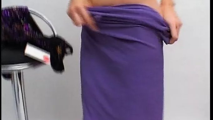 Bomba Rubia Lo Toma Por Detrás En Este Vídeo Caliente