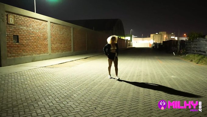 Una Noche Seductora Se Convierte En Un Encuentro Apasionado Con Una Morena Impresionante