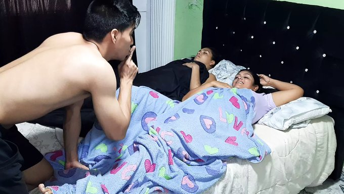 ¡la Mejor Amiga De Mi Mamá Tiene Su Coño Apretado Estirado Por Mí!
