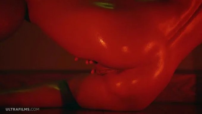 Sybil Seductora Vitrina: Una Tentadora Demostración De Baile Erótico Y Auto Placer