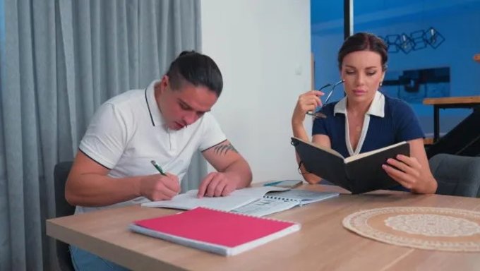 Tutora Excitada Descubre A Su Pupila Dándose Placer Con Sus Imágenes