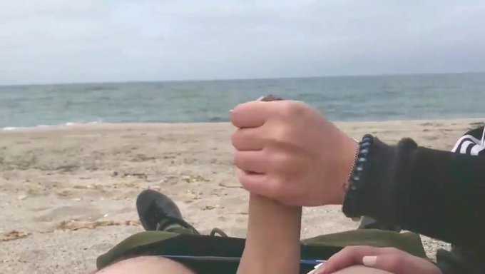 Sexo En La Playa Pública Con Una Joven Escort Resulta En Un Creampie